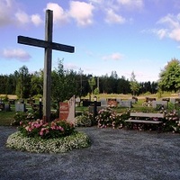 Risti ja kukkia Ähtävän hautausmaalla